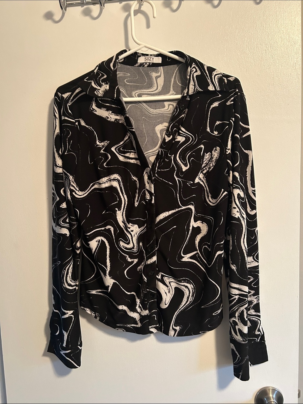 Suzy Shier Black & White Swirl Button-Down Shirt